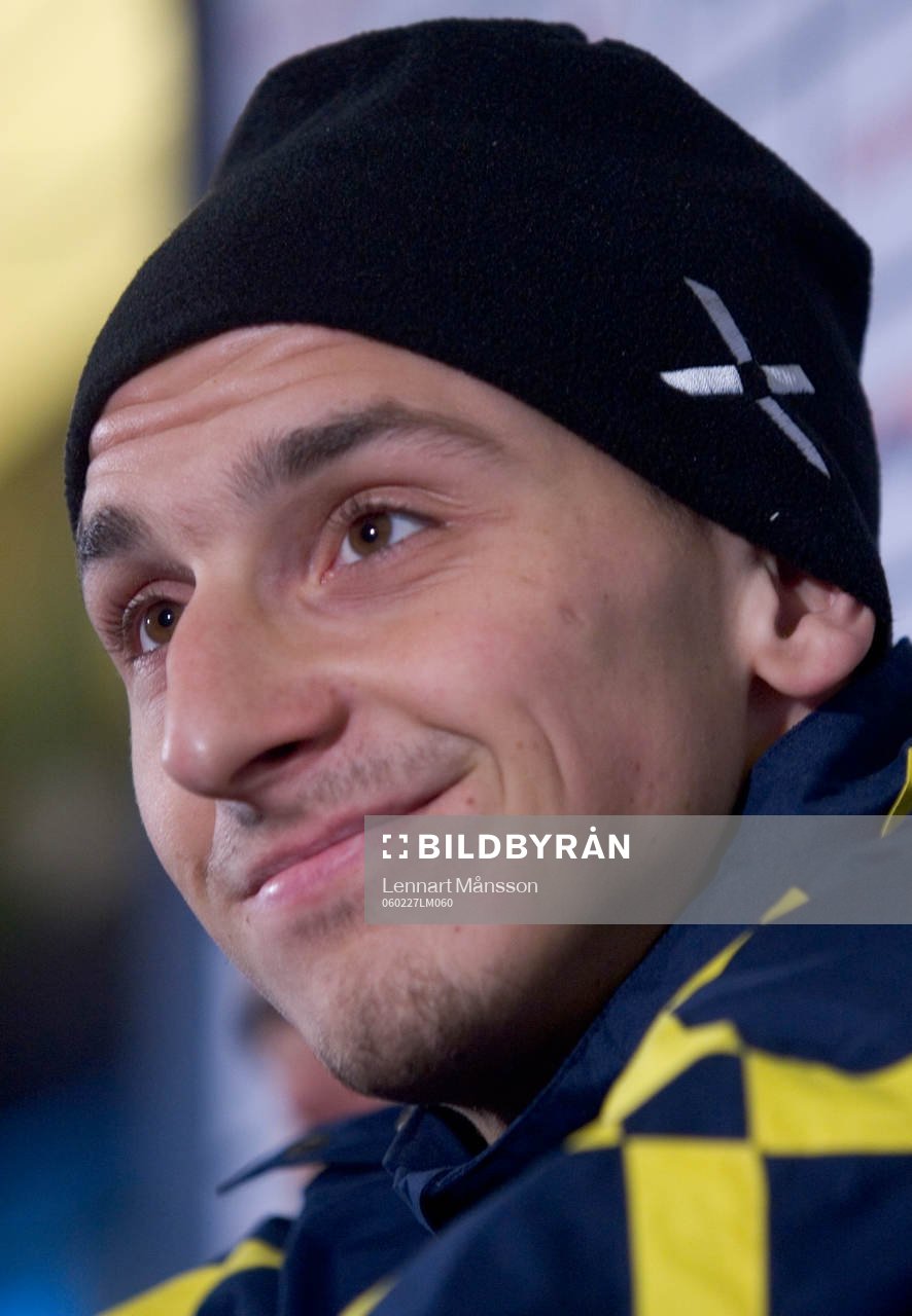 Zlatan Ibrahimovic log med mössa på