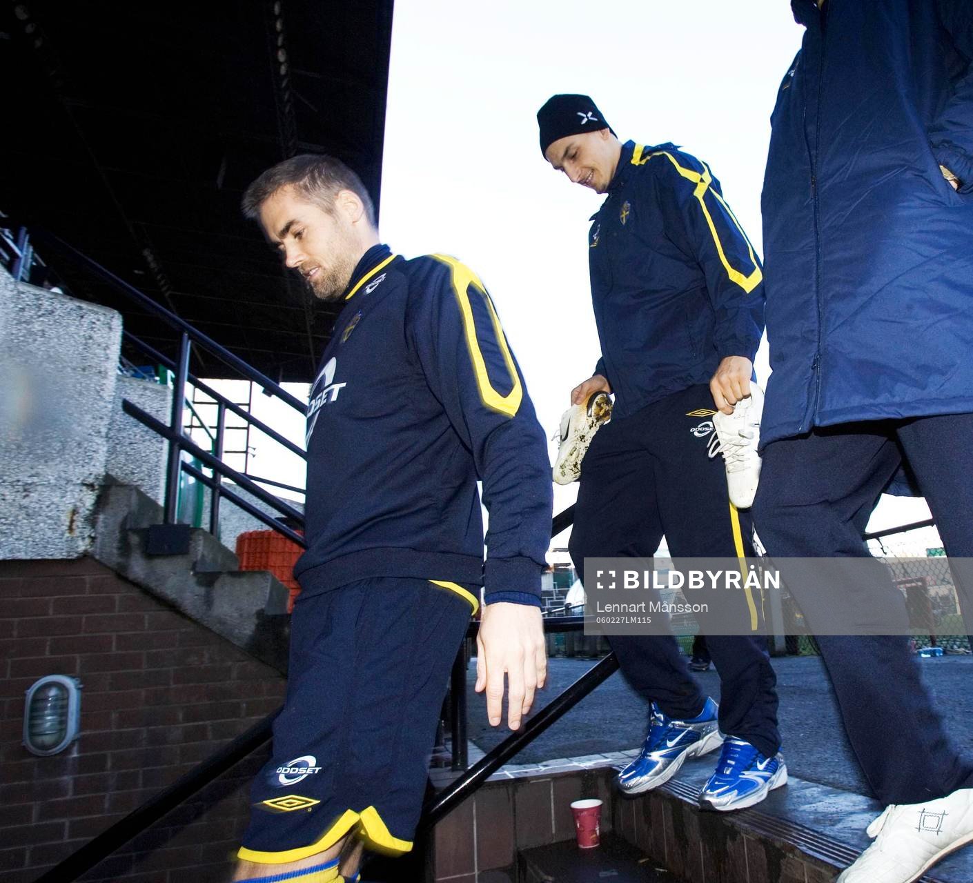 Olof Mellberg och Zlatan Ibrahimovic lämnar arenan