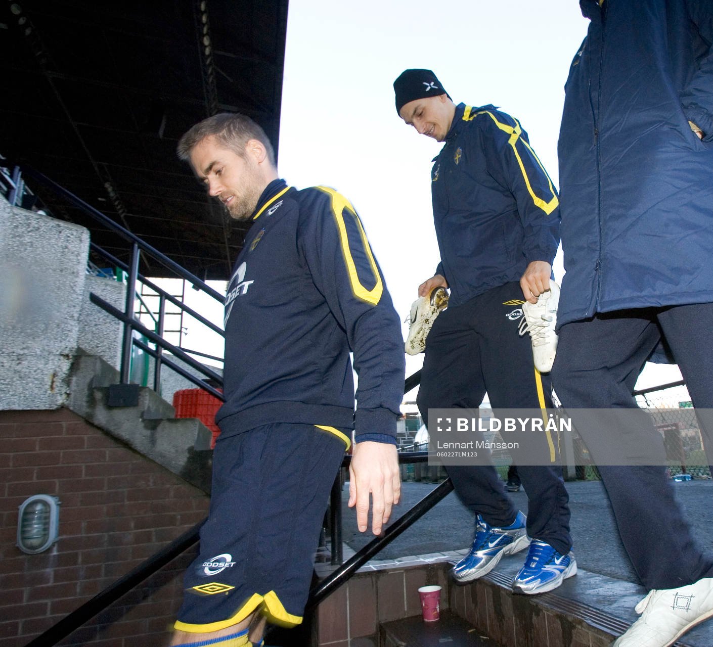 Olof Mellberg och Zlatan Ibrahimovic lämnar arenan