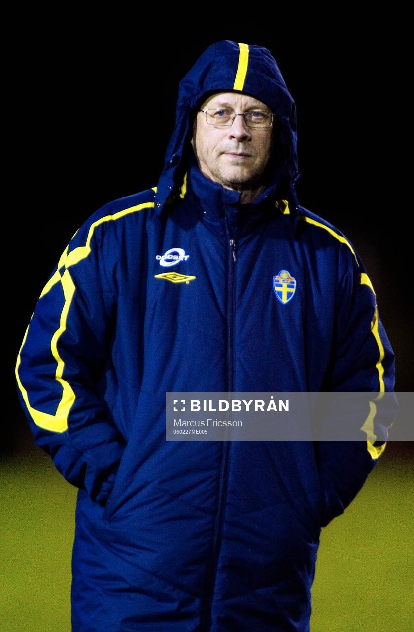 Lars Lagerbäck såg ut att frysa på kvällens träning