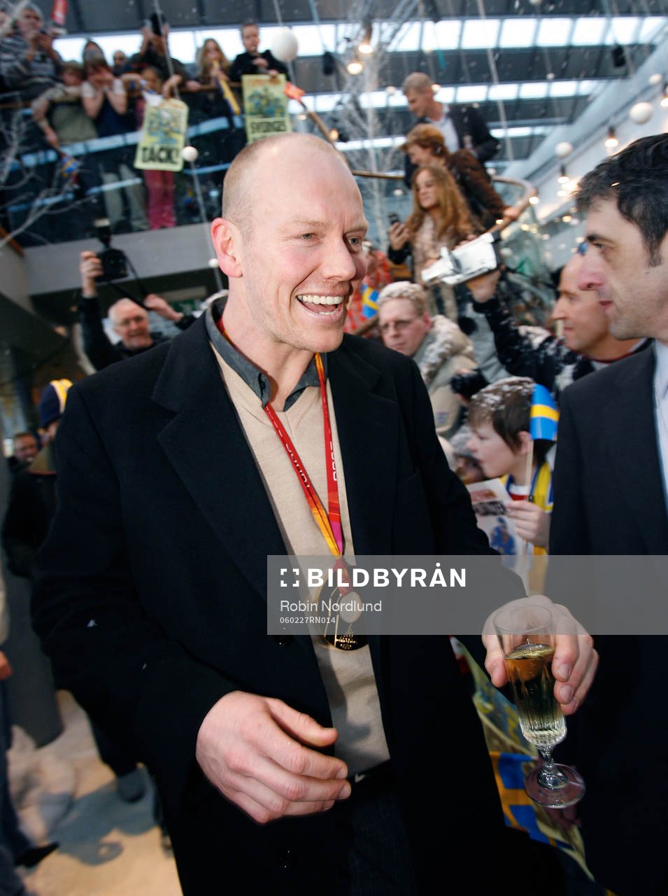 Mats Sundin, strålande glad välkommnas av publiken på