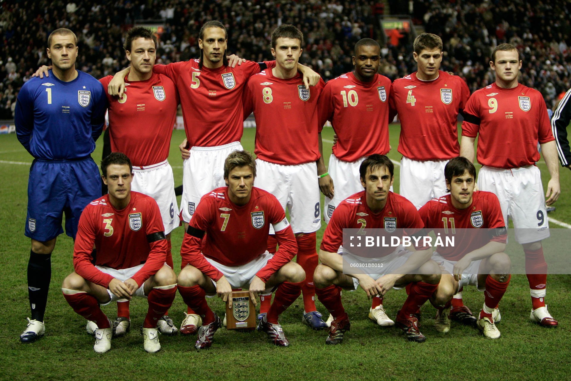  Bakre raden från vänster; Paul Robinson, John Terry, Rio Ferdinand, Michael Carrick, Darren Bent, Steven Gerrard, Wayne Rooney.