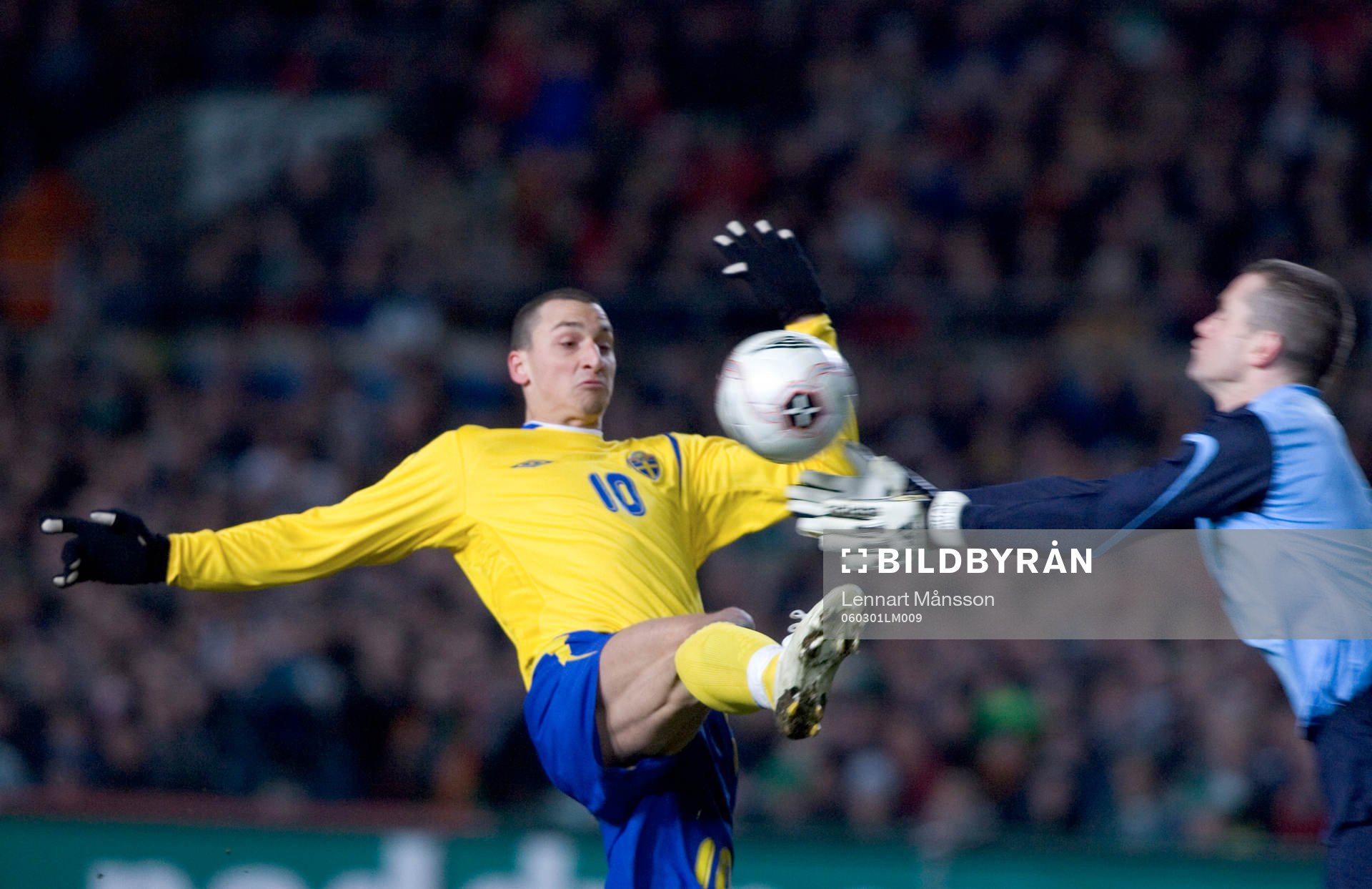 Fotboll, VM-kval, Irland - Sverige:  Zlatan Ibrahimnovic nära överlista irlands keeper