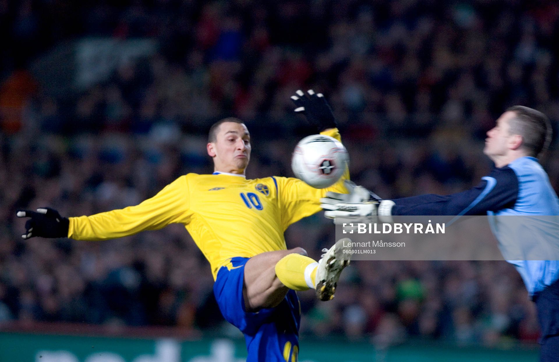   Zlatan Ibrahimnovic nära överlista irlands målvakt.