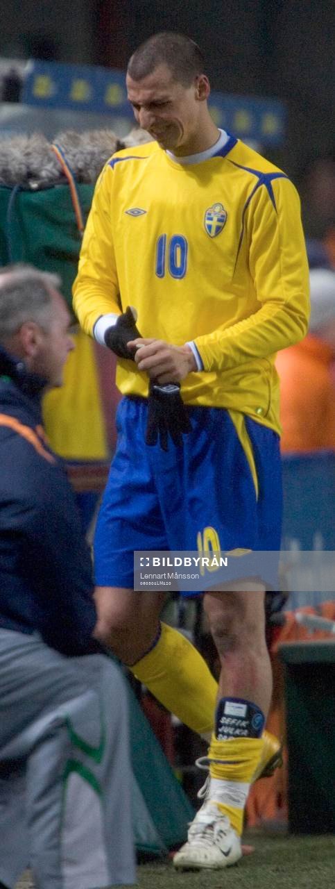 Zlatan Ibrahimovic grinar illa när han lämnar arenan