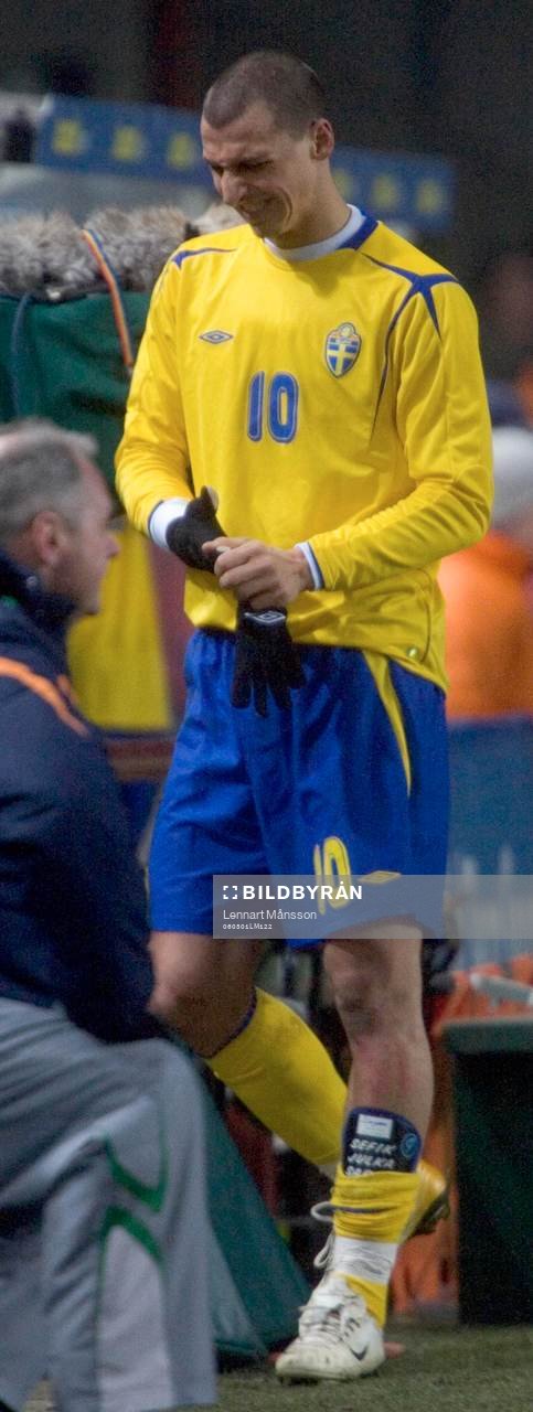 Zlatan Ibrahimovic grinar illa när han lämnar arenan