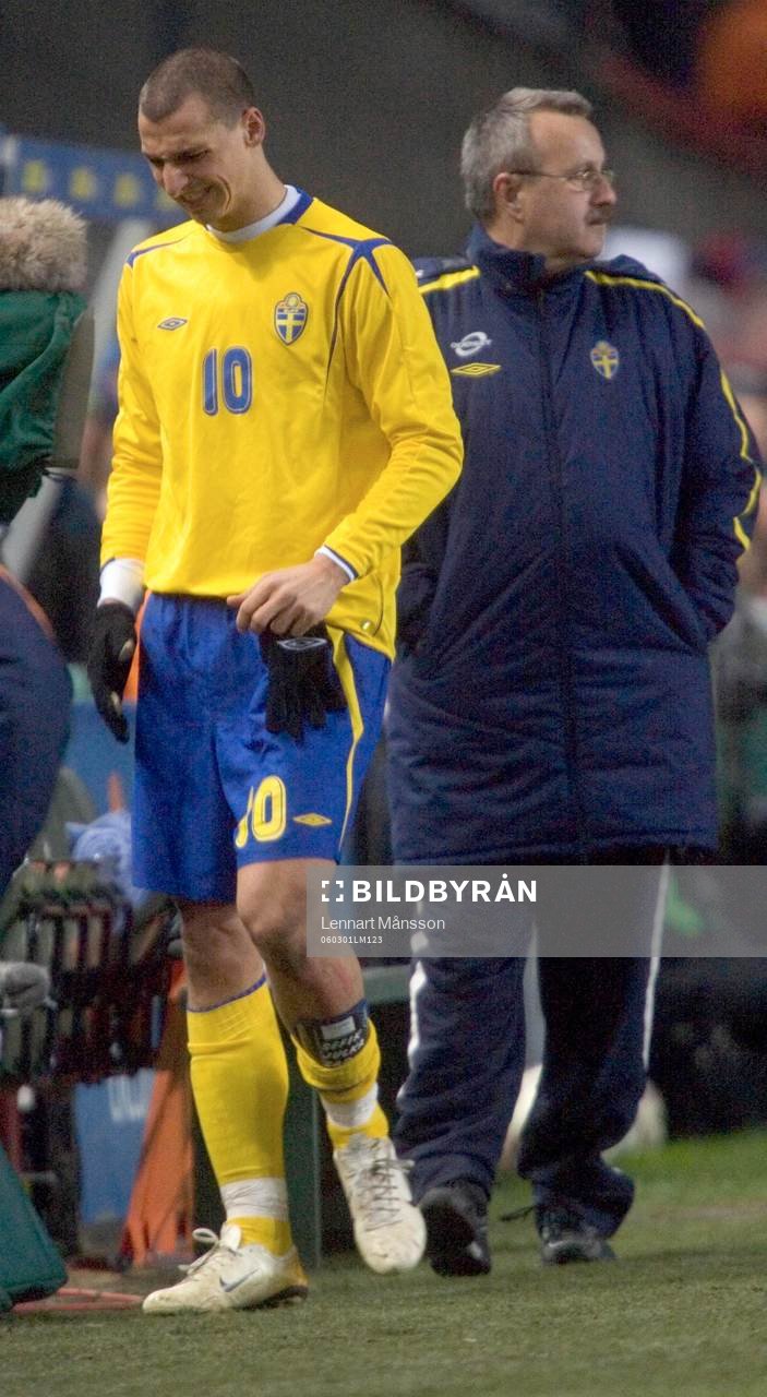 Zlatan Ibrahimovic grinar illa när han lämnar arenan med