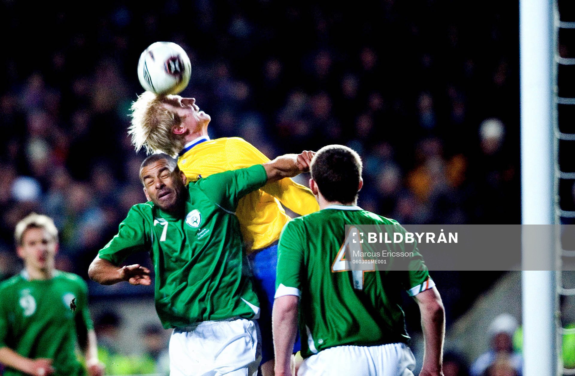 Petter Hansson i nickduell med Steaven Reid, Irland