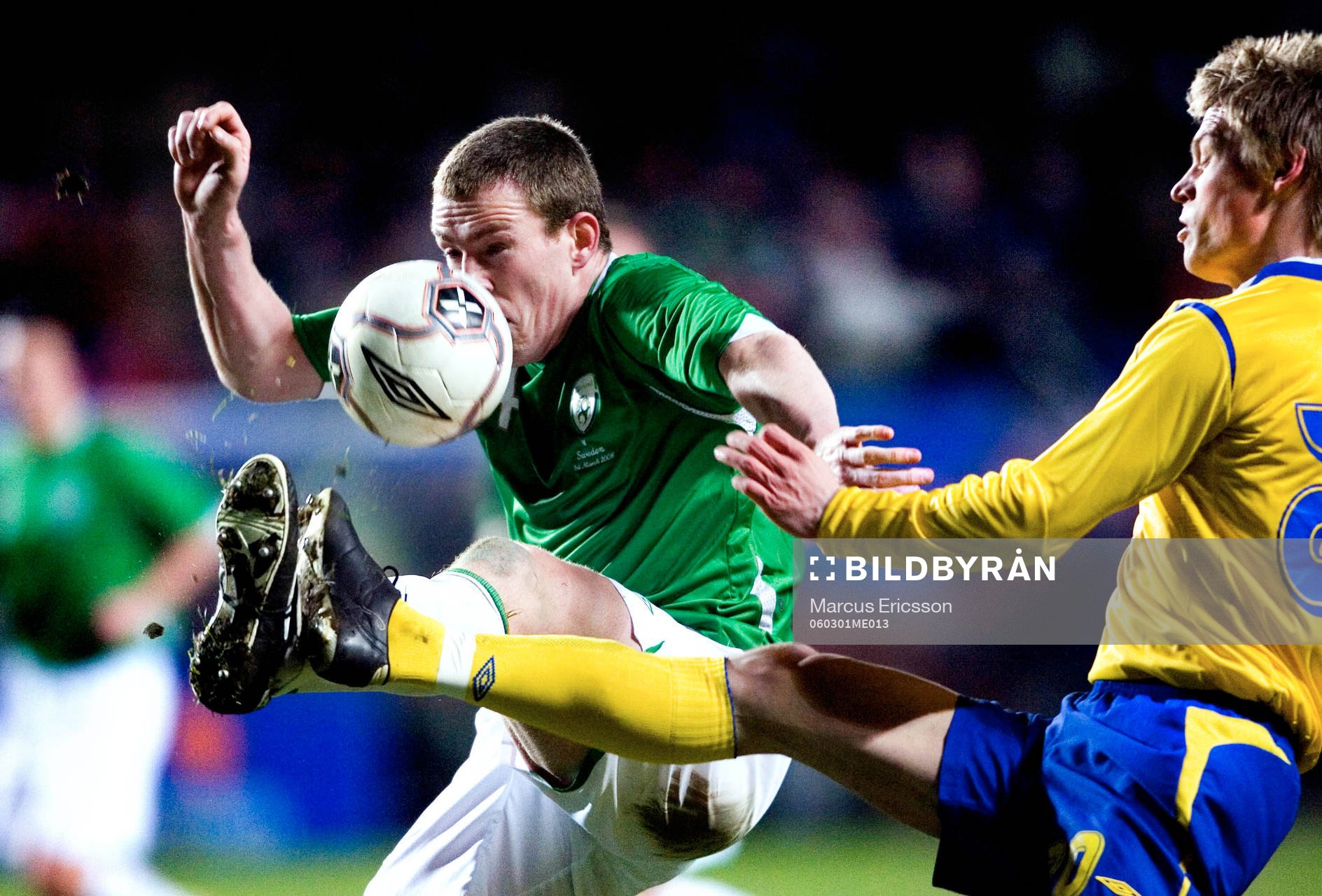 Markus Rosenberg slåss om bollen med Richard Dunne, Irland
