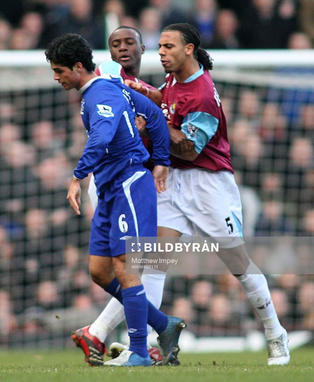 Mikel Arteta, Everton och Anton Ferdinand, West Ham knuffas