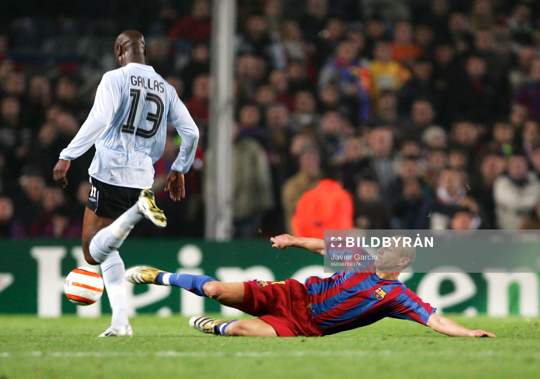  Henrik Larsson, Barcelona glidtacklar  William Gallas, Chelsea.