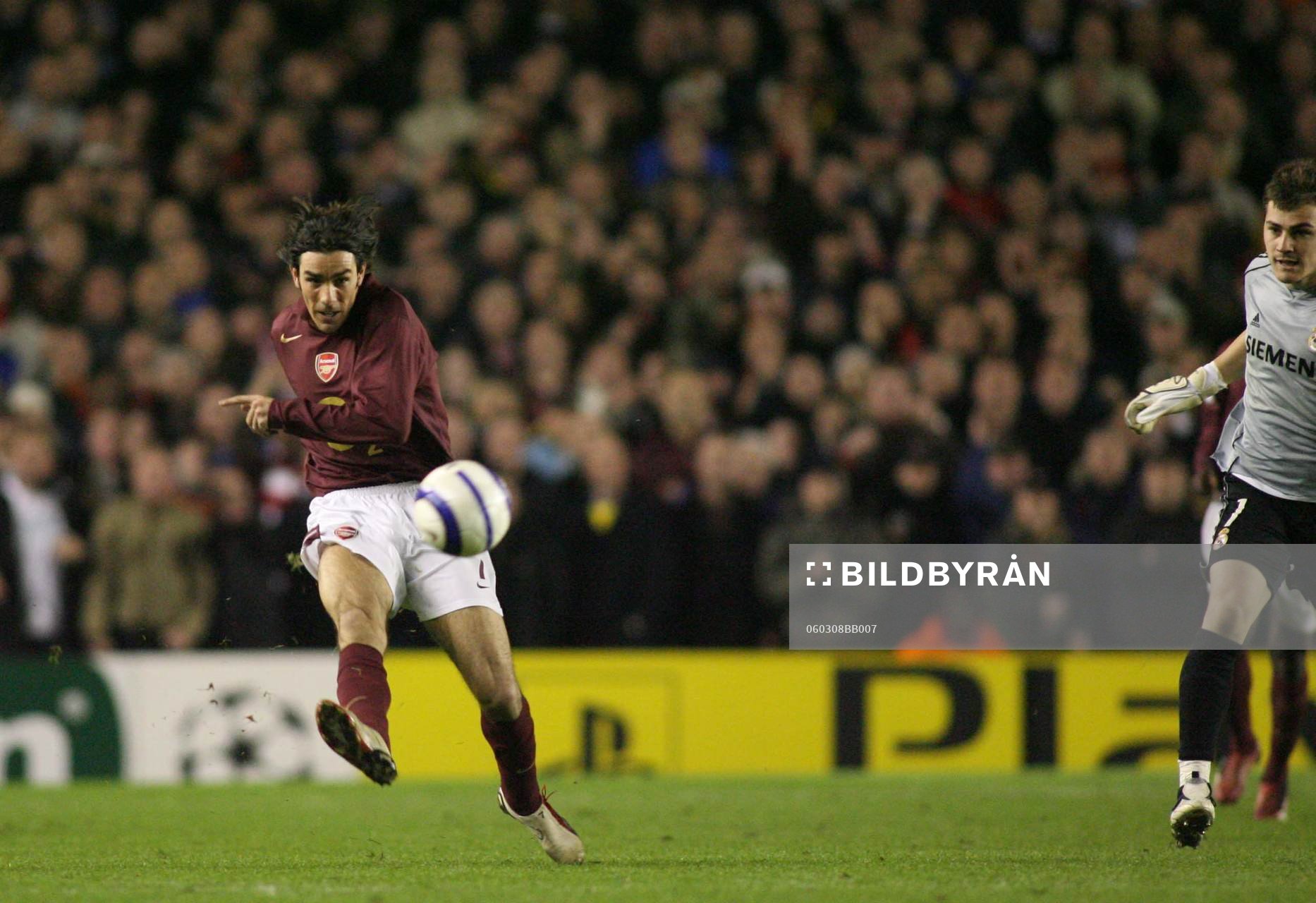 Robert Pires, Arsenal skjuter när Real Madrids målvakt