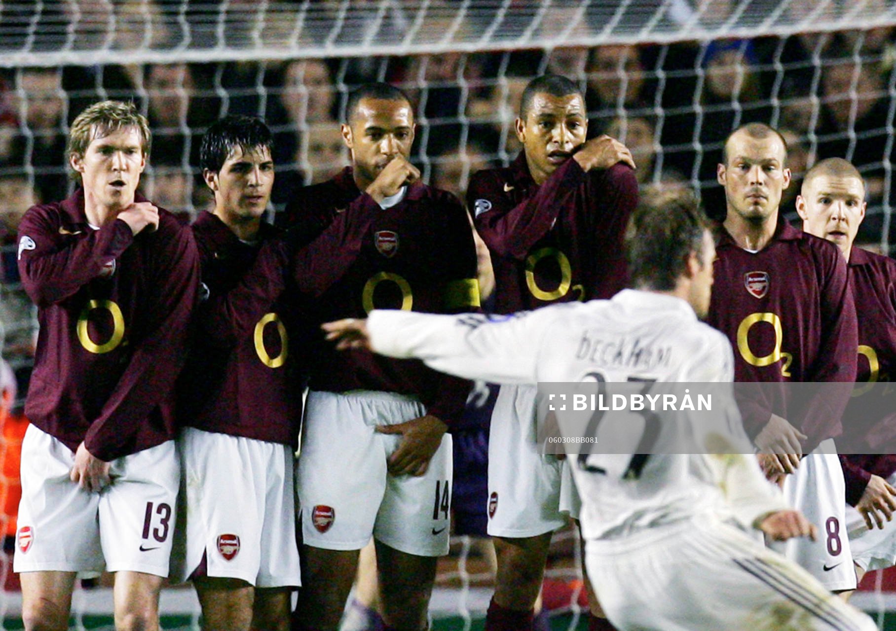  David Beckham skjuter en frispark mot Arsenals mur med Fredrik Ljungberg, Alexander Hieb, Gilberto, Thierry Henry och Philippe Senderos.