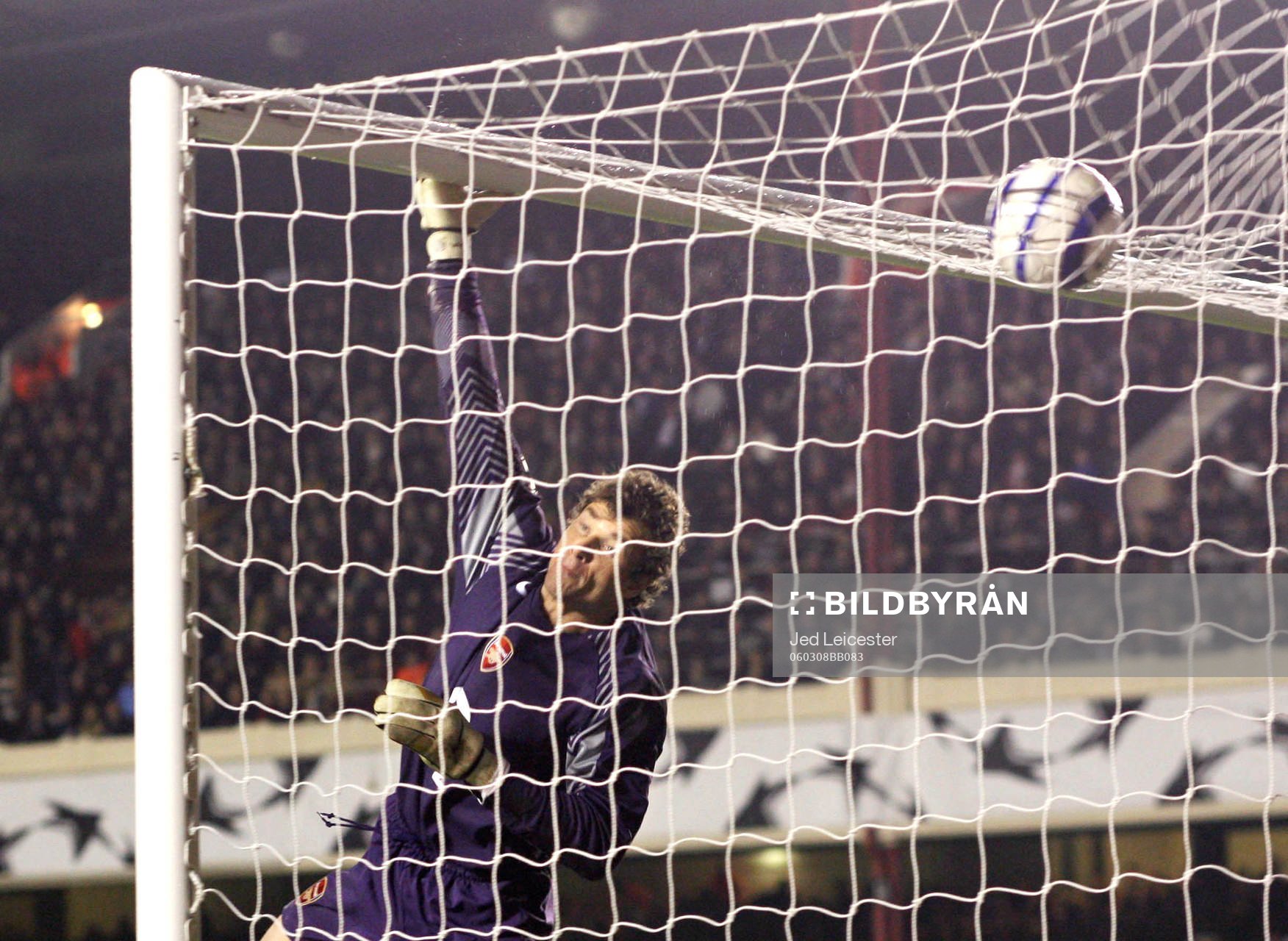  Jens Lehmann, Arsenal, räddar en av  David Beckham frispark.