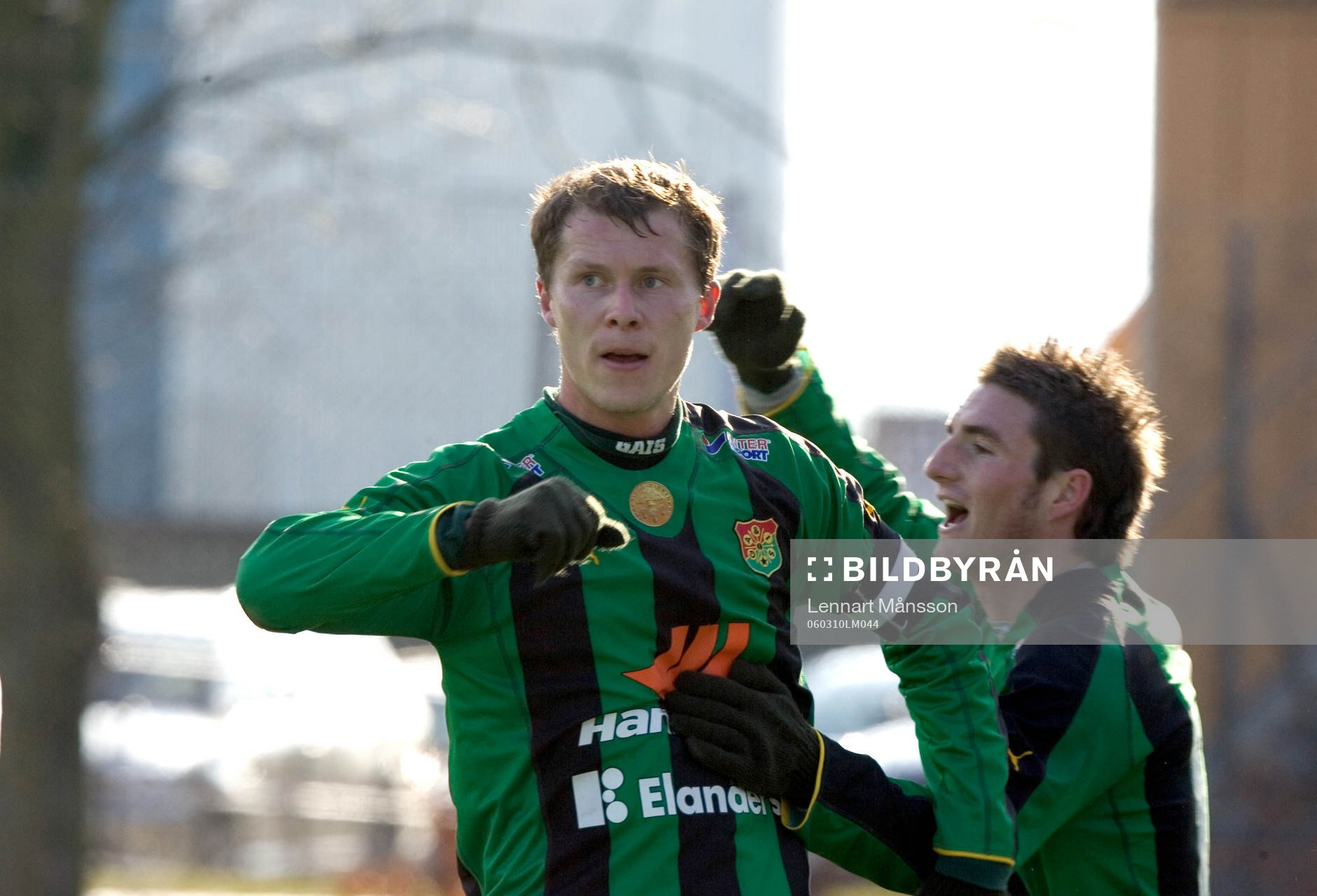 0-1 Målskytten Fredrik Lundgren grattas av Tomas Rosenkvist
