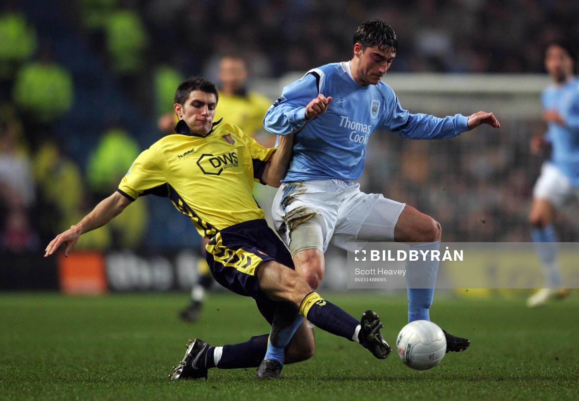   Aaron Hughes, Aston Villa och Albert Riera, Manchester