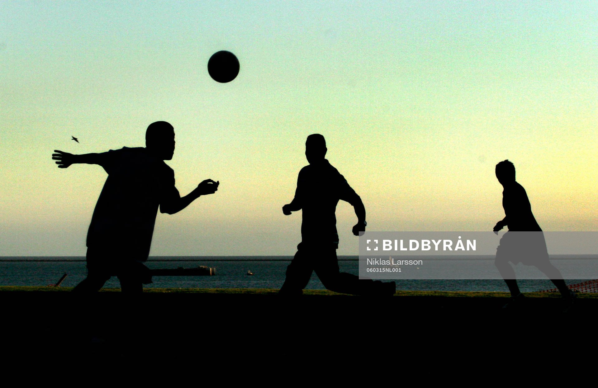 Reportage om fotboll i USA. Med ett par soptunnor som