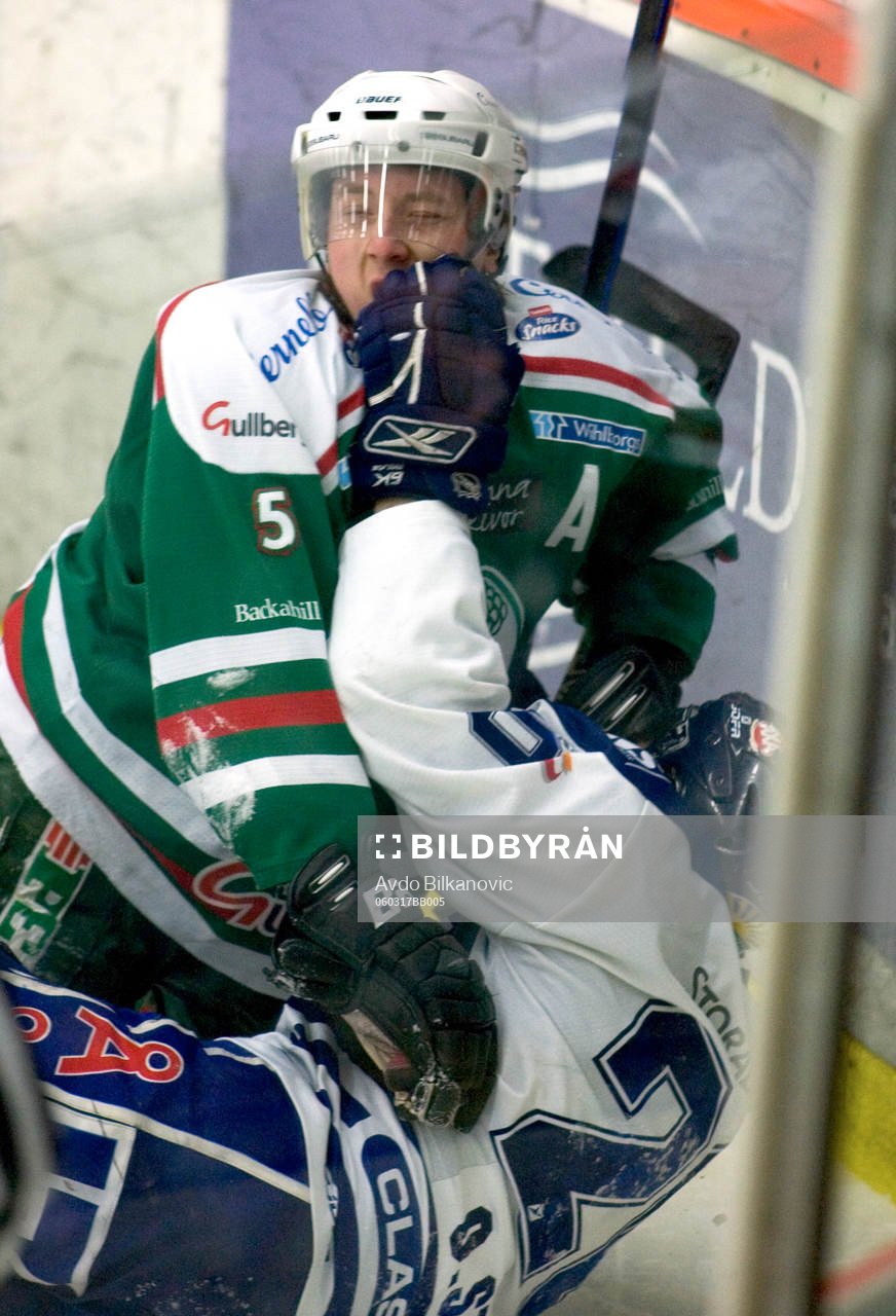 Niklas Karmhag, Rögle, får en smäll
