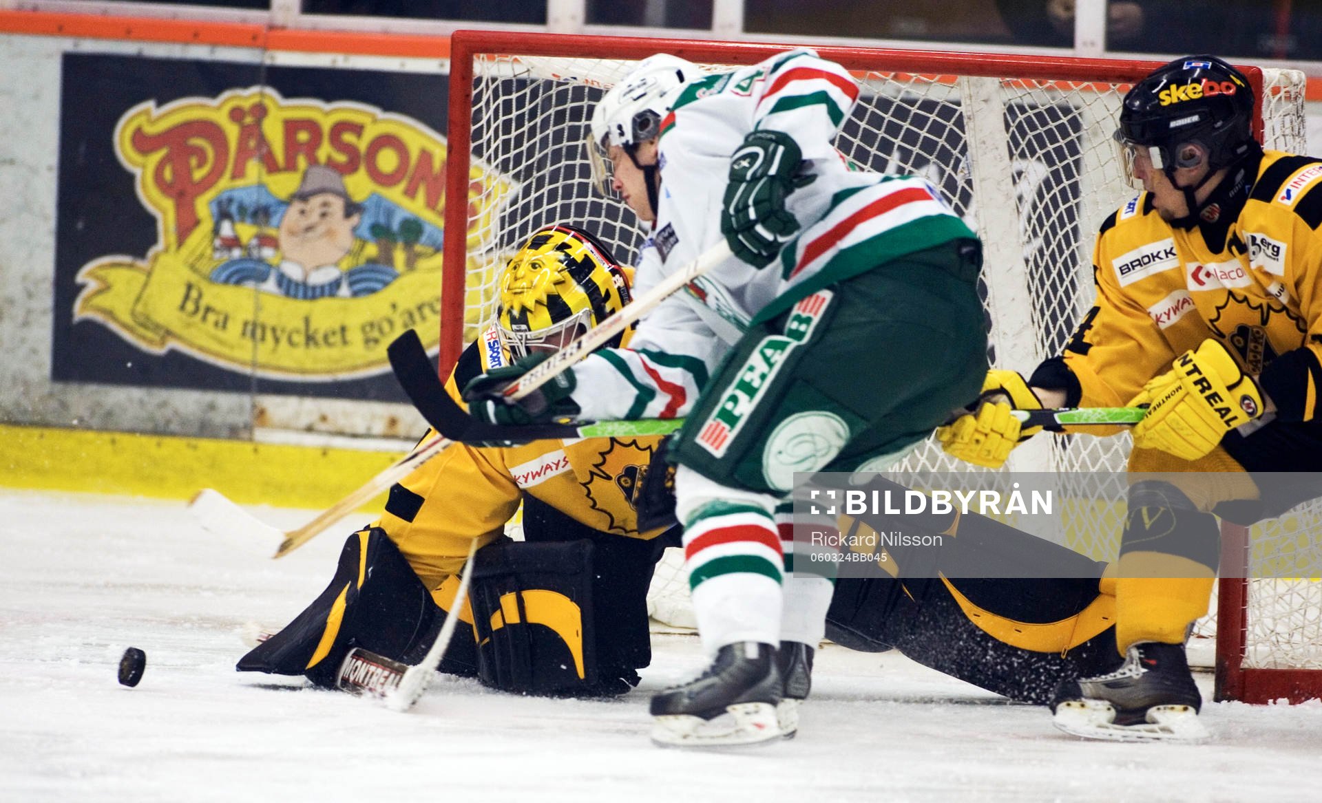 Pucken framför Andreas Hadelöv, målvakt, Skellefteå