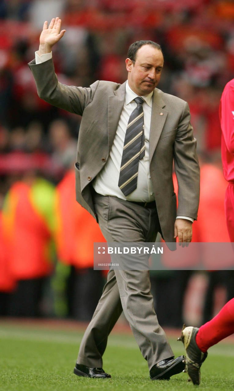 Rafael Benetiz, manager, Liverpool,  vinkar till publiken