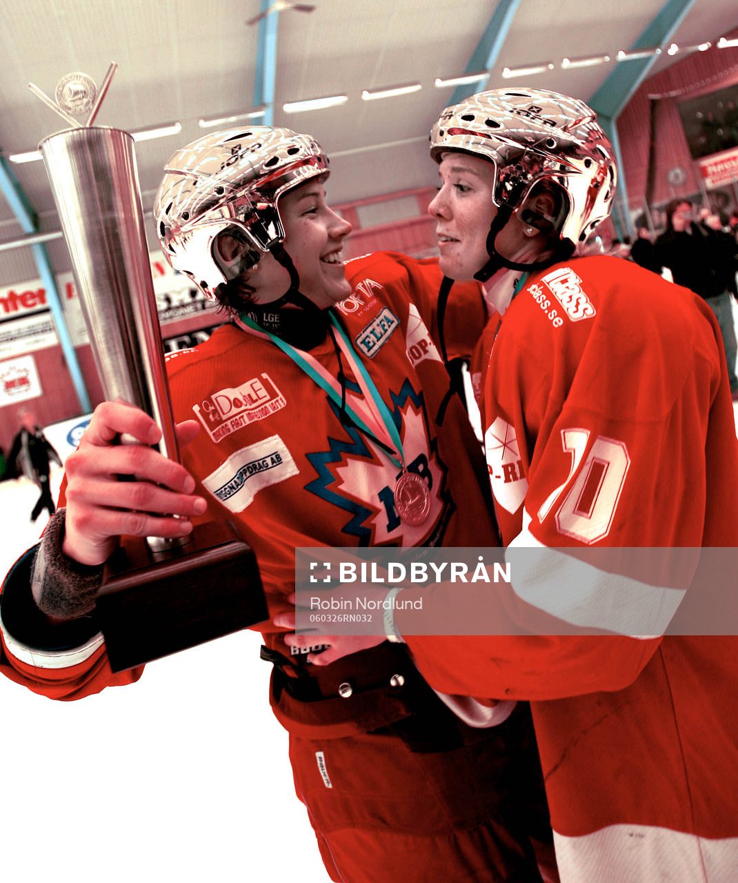 Maria Rooth och Helene Martinsen, MB-Hockey. Jubel, pokal,