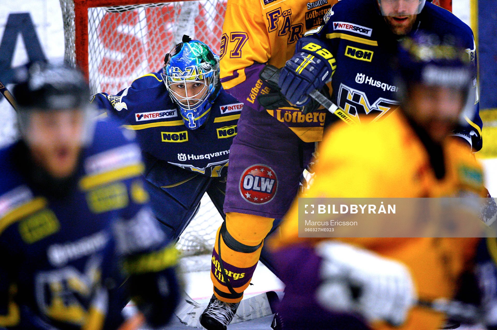 Stefan Liv, målvakt HV71 försöker hitta pucken