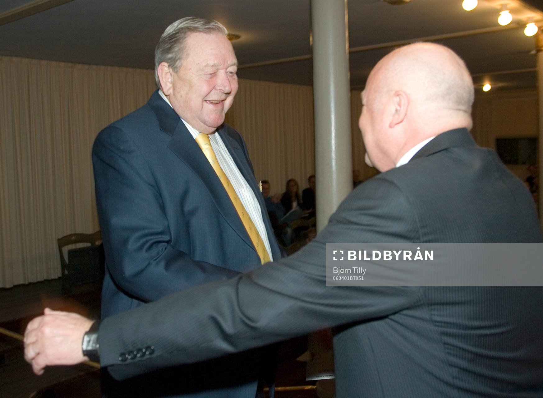 Lennart Johansson avtackas  av Lars-Åke Lagrell