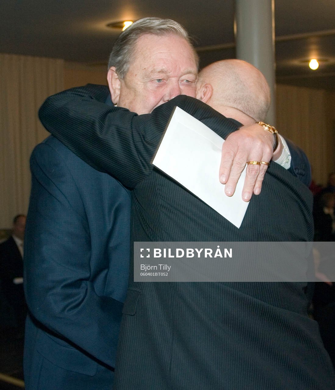 Lennart Johansson avtackas  av Lars-Åke Lagrell