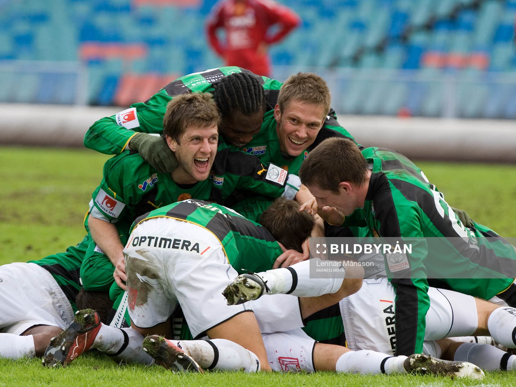 2-0, Anton Holmberg som finns underst i högen. Jubel,