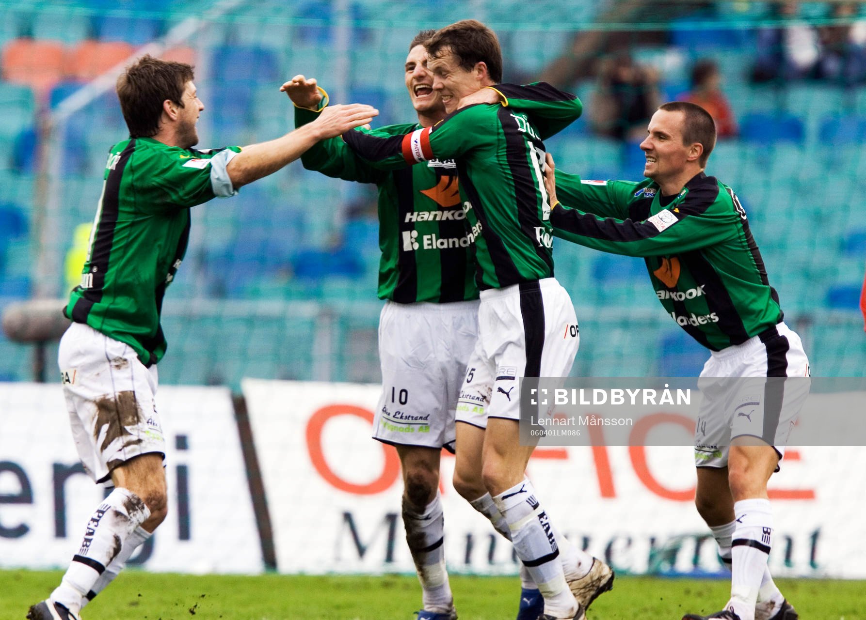   1-0 James Keene, som grattas.