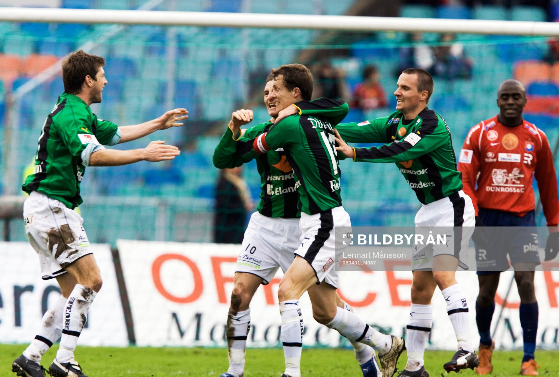 1-0 James Keene, som grattas. Jubel