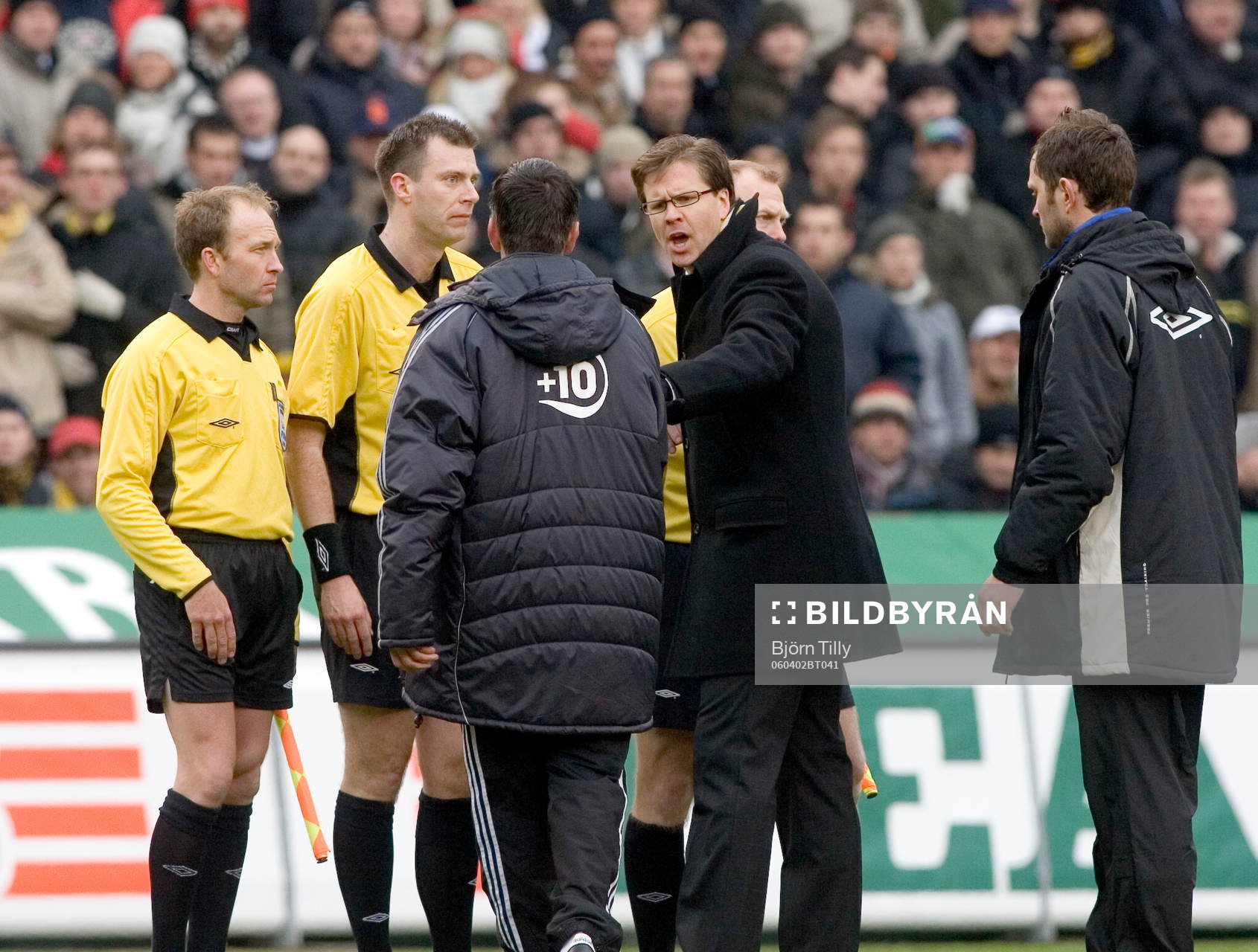 Rikard Norling, tränare, AIK skyddar domaren