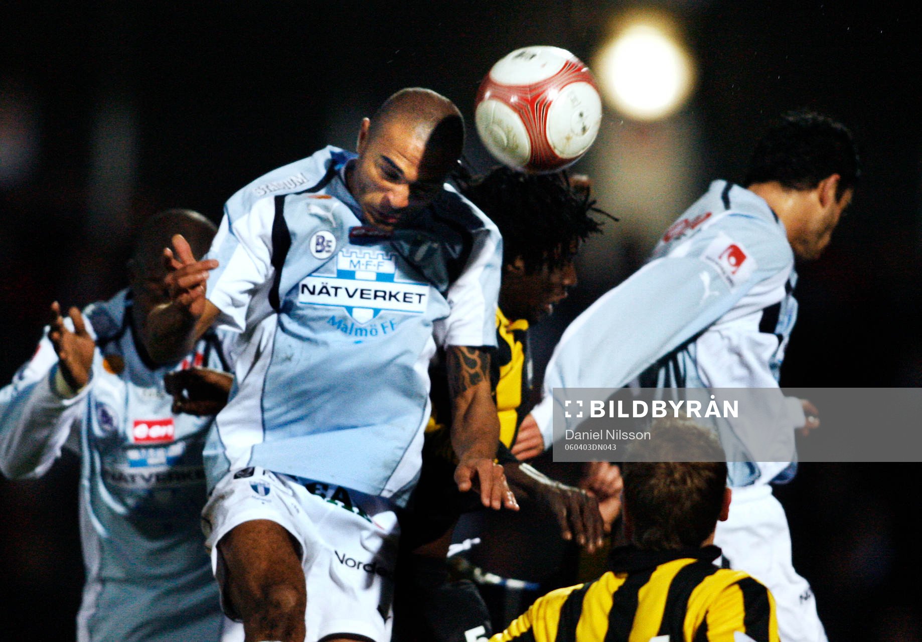 Afonso Alves, Malmö, hoppar högst och nickar in 1-1