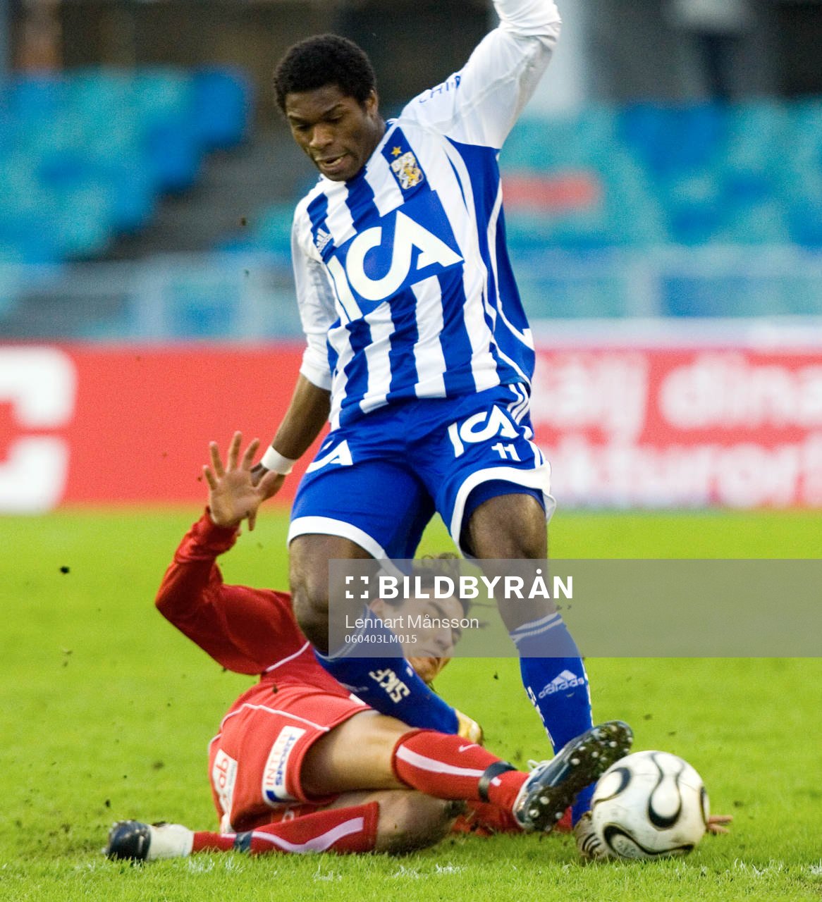 Samuel Wowoah, Göteborg och Emin Nouri, Öster. Tackling.