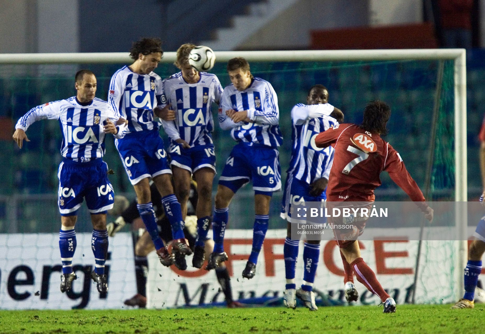 Pavel Zavadil skjuter frispark mot IFK-muren