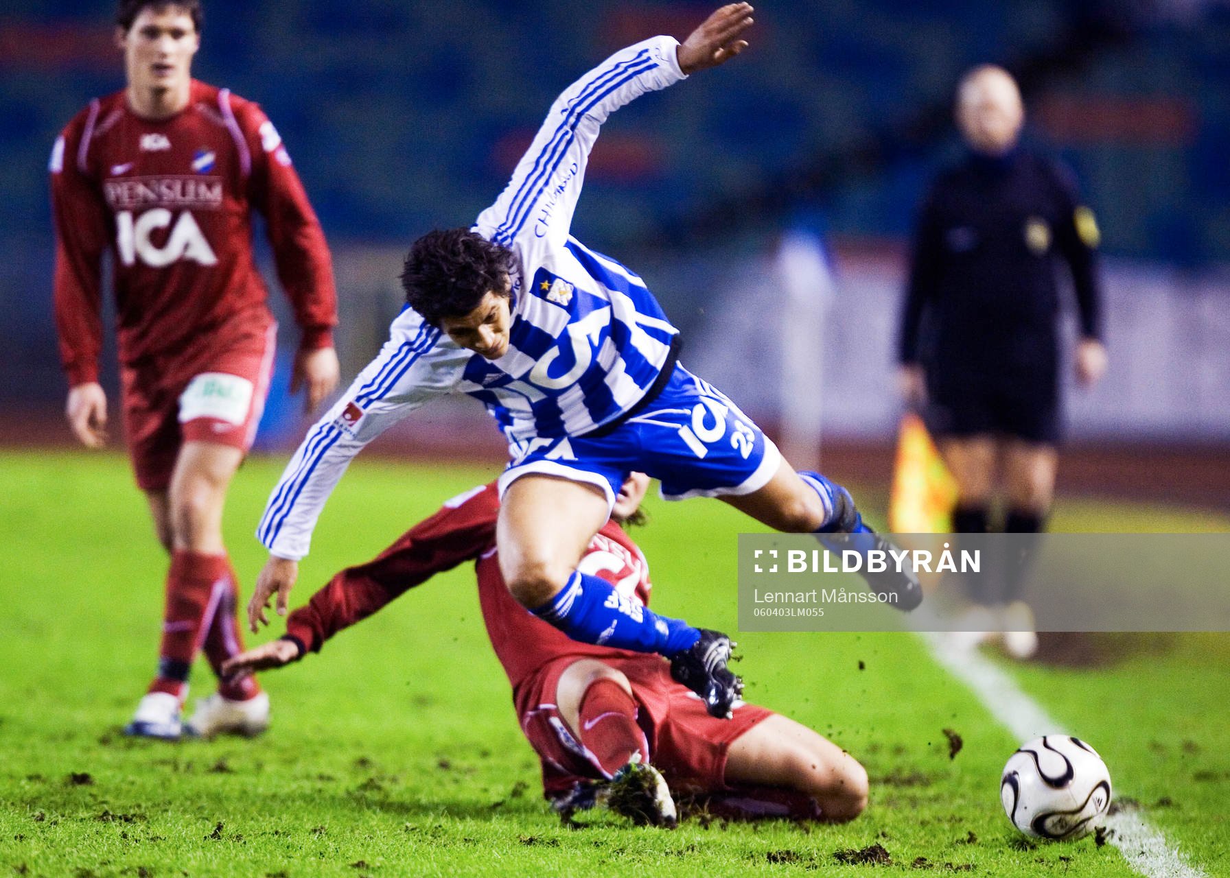 Andres Vasques tacklas av Emin Nouri