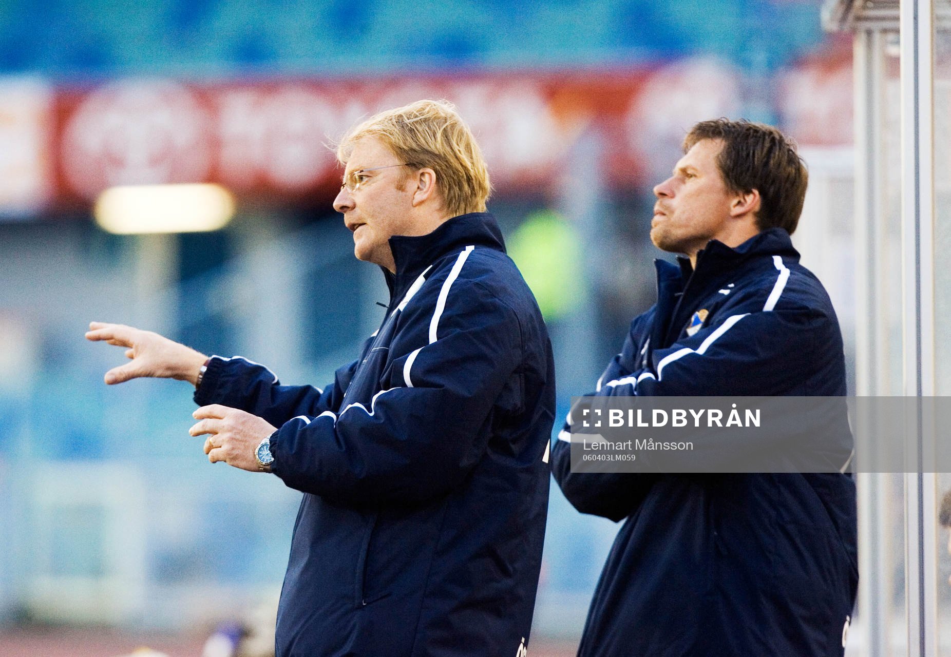 Östers tränare Lasse Jacobsson dirigerar, assisterad av