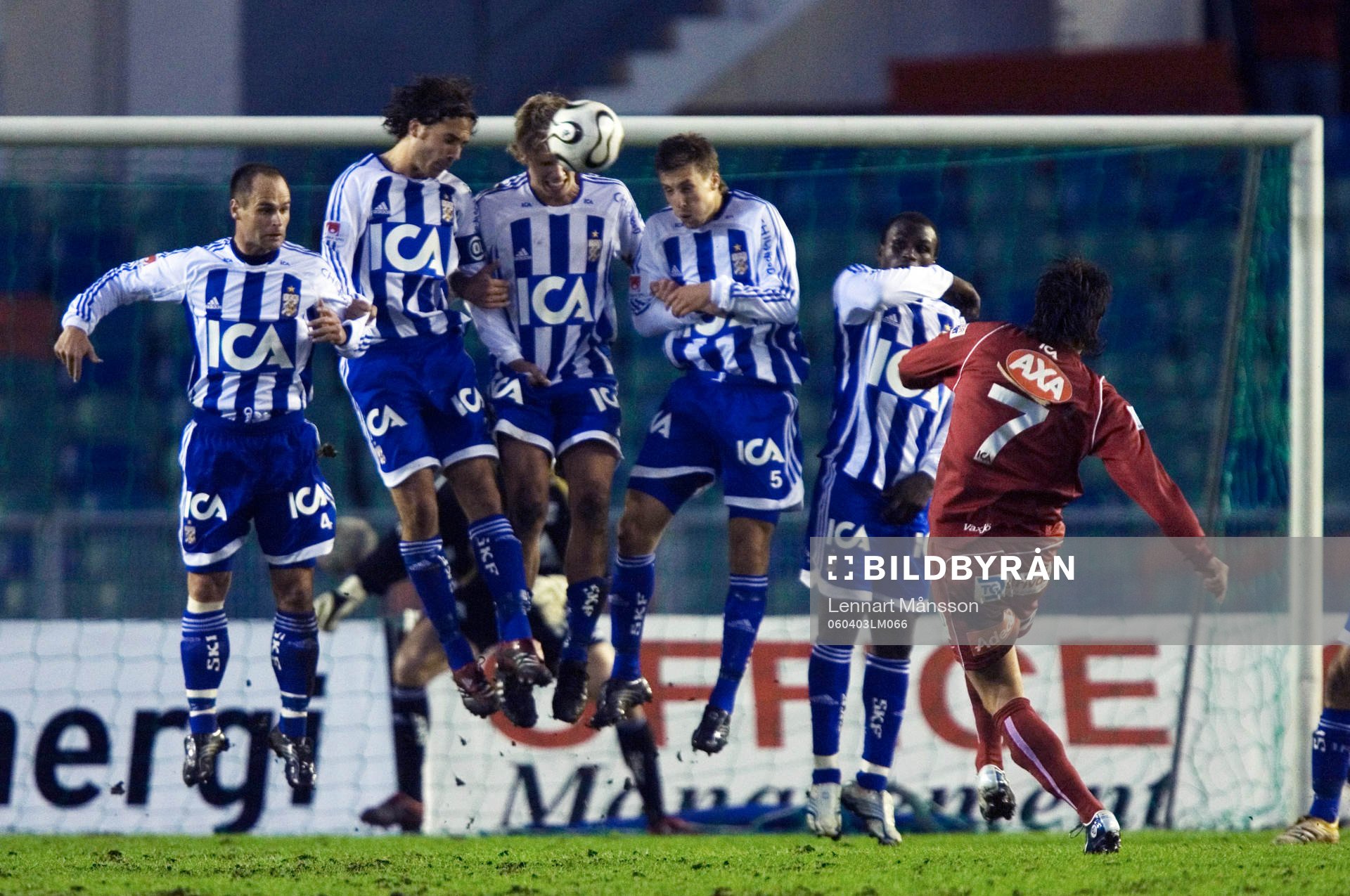 : Pavel Zavadil skjuter frispark mot IFK-muren