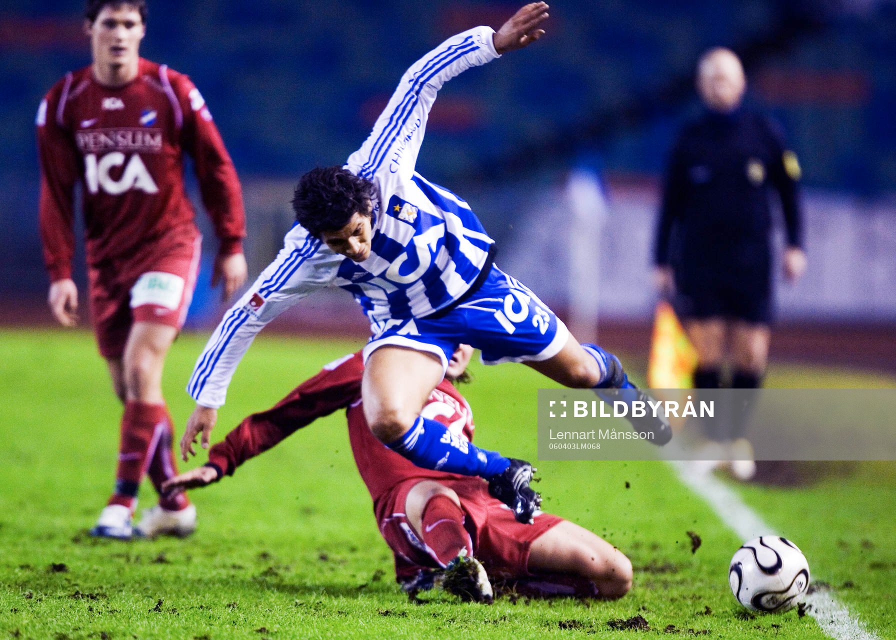 Andres Vasques tacklas av Emin Nouri