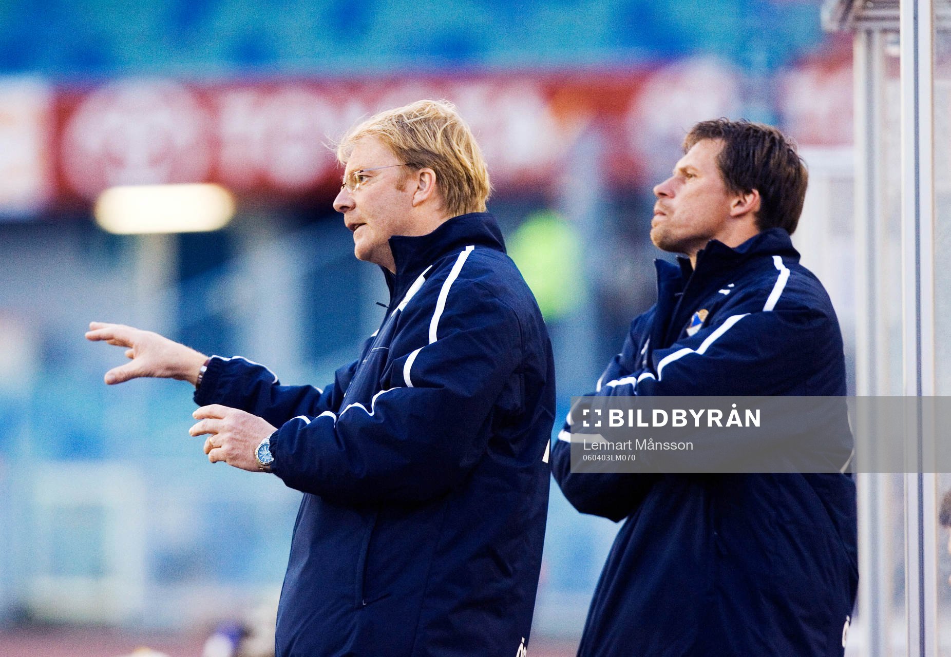 Östers tränare Lasse Jacobsson dirigerar, assisterad av