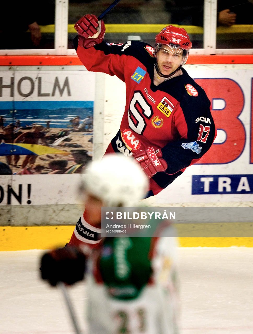 Mörkt för Rögle Petri Liimatainen petar in 0-2, jubel
