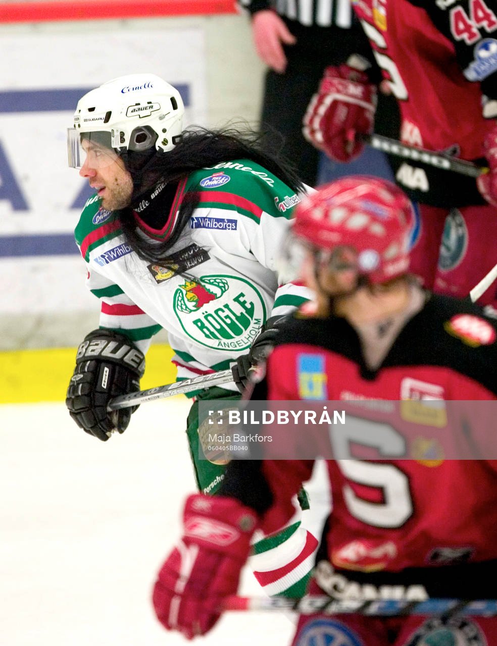 Patrik Tano, showar med en peruk