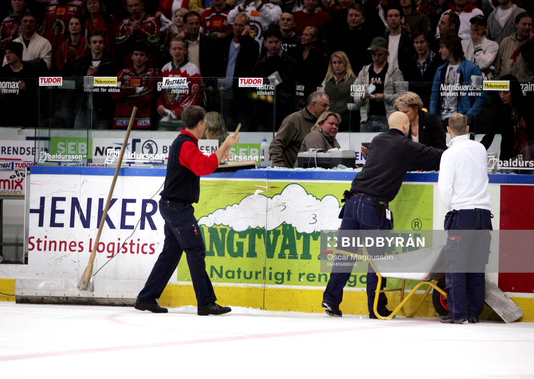 En glasruta sprack och fick bytas. Matchen stoppades