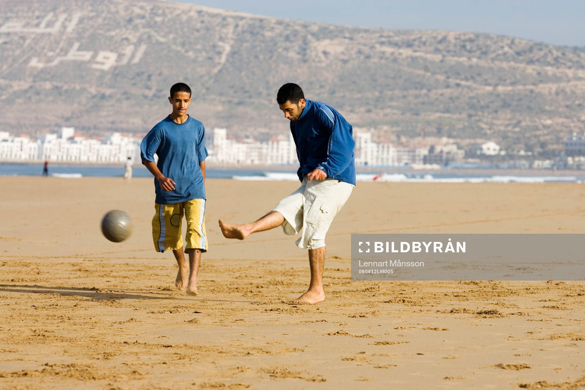  Pojkar, Strand, Strandfotboll, Skott, Genre.