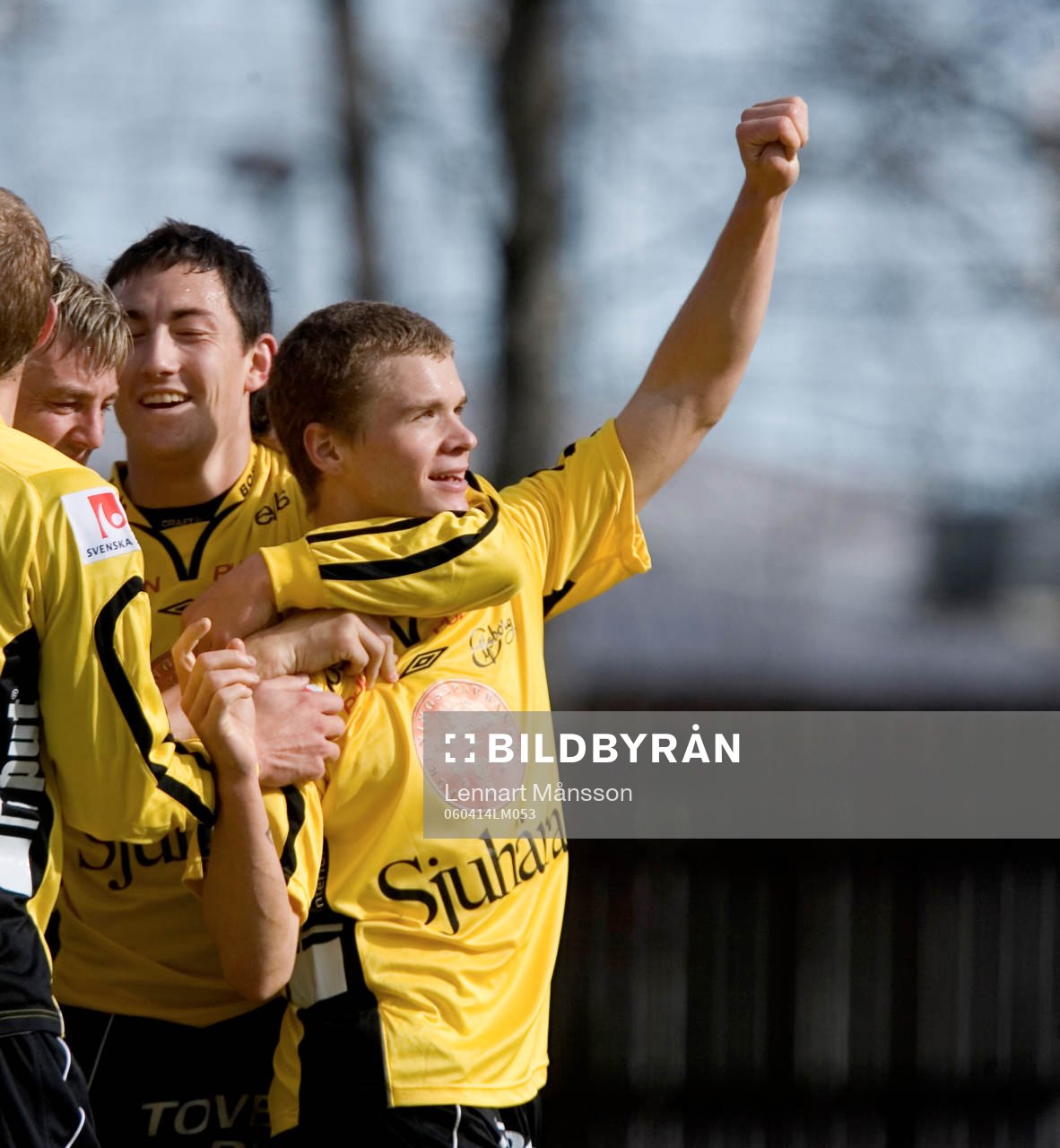 2-3, planens suverän, Samuel Holmén grattas av två andra