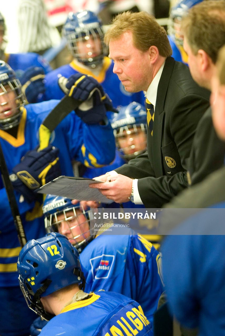Mikael Tisell, tränare förklarar speltaktik, Sverige