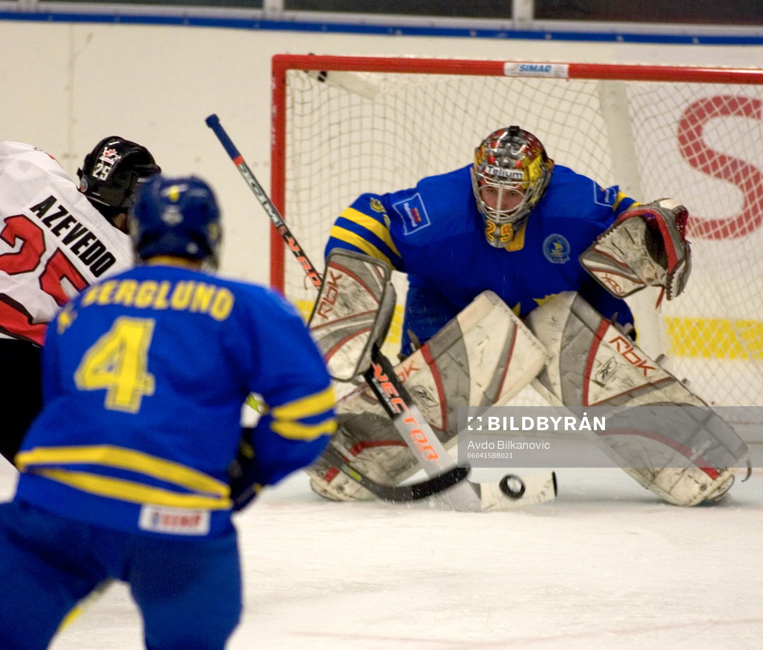 Jhonas Enroth, målvakt, Sverige  stoppar Justin Azevedo,