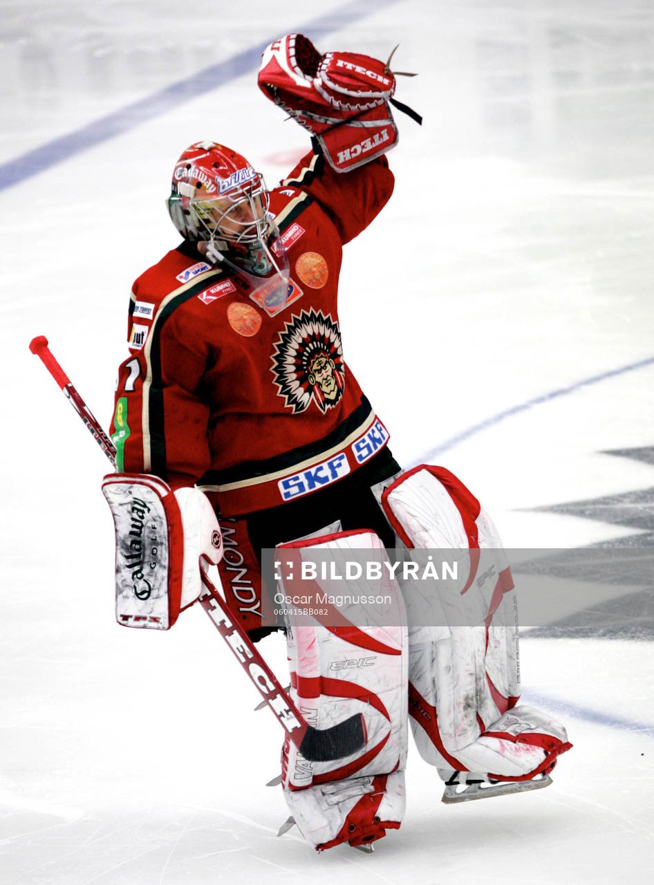 Tommy Salo, målvakt, tackar publiken