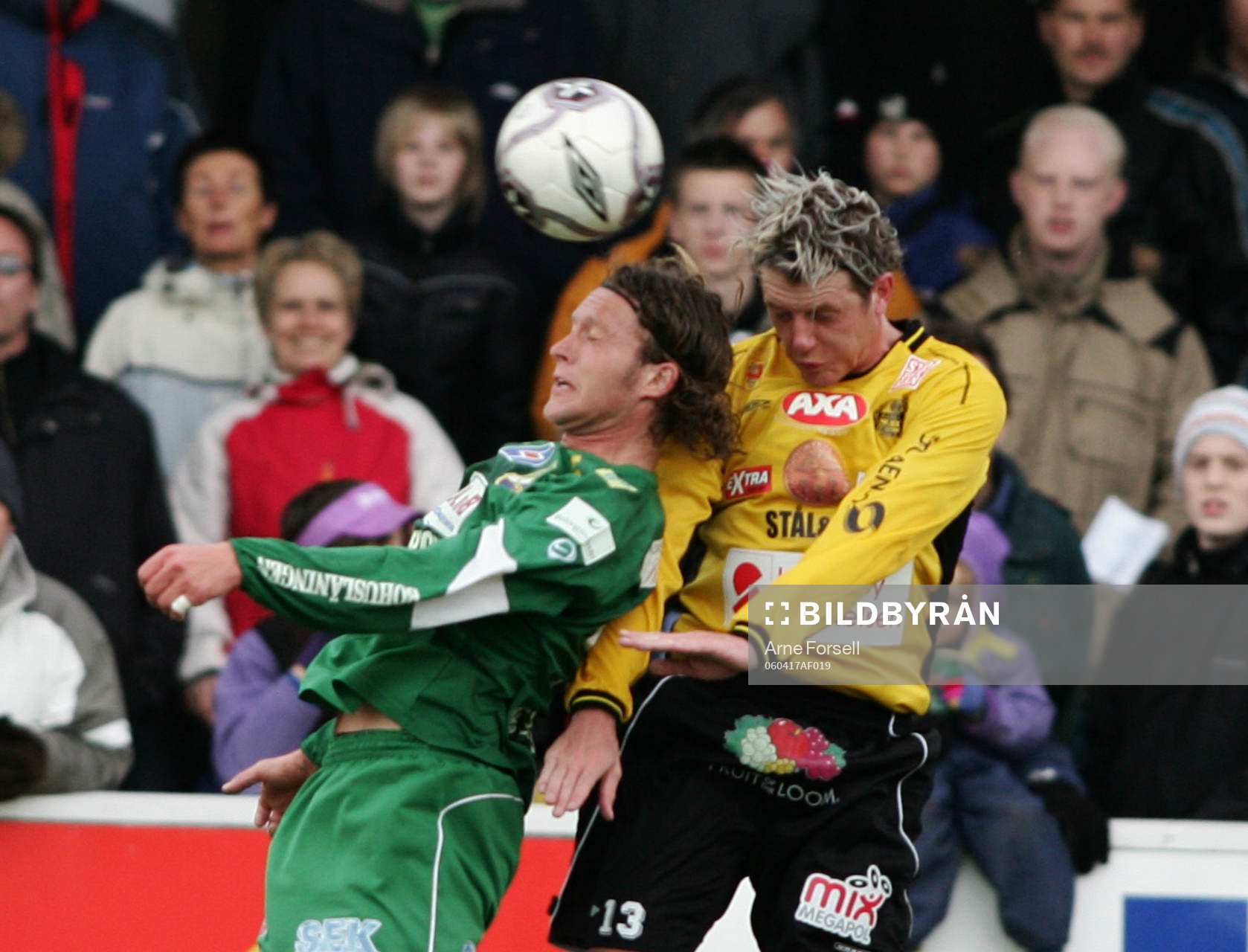 Mjällbys Daniel Nilsson i nickduell med en