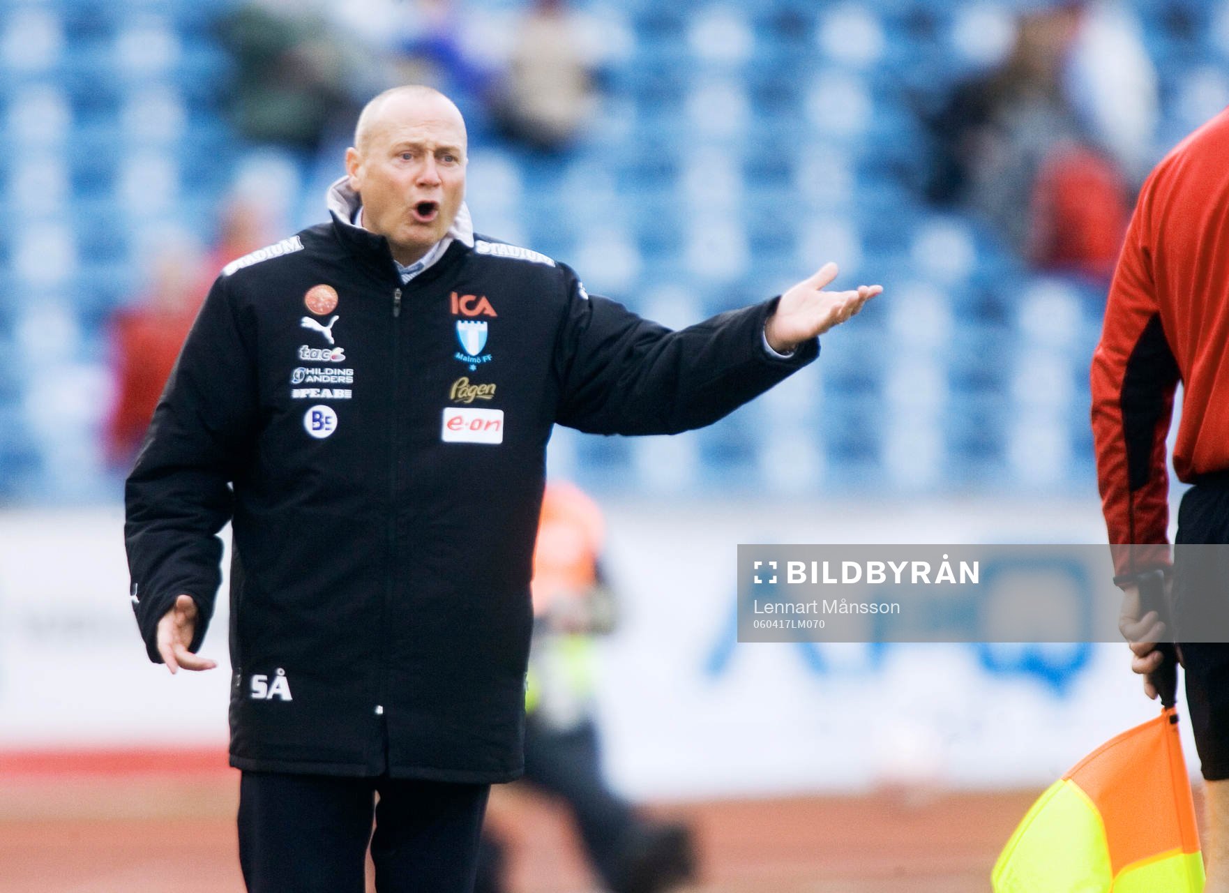 Sören Åkeby framme och klagar hos linjedomaren